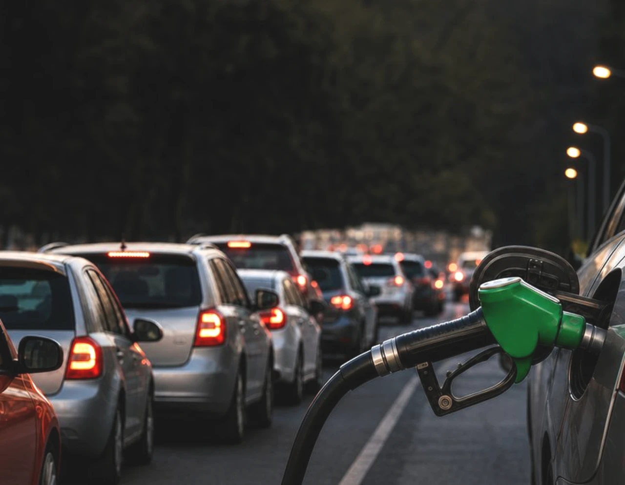 Benzine Tarihi ÖTV Zammı Kapıda! Eşel Mobil 1 Ekim'de Bitiyor, Litrede 12,48 TL Artış Gündemde: Benzin 90 Lirayı Aşabilir