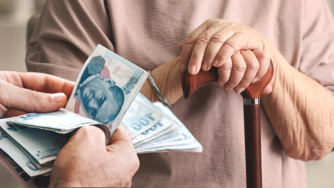 Halkbank'tan Emekliye 12 Bin TL'ye Varan Promosyon! Maaş Dilimine Göre Tablo Belli Oldu: Ölüm Aylığı Alanlara da 5 Bin TL