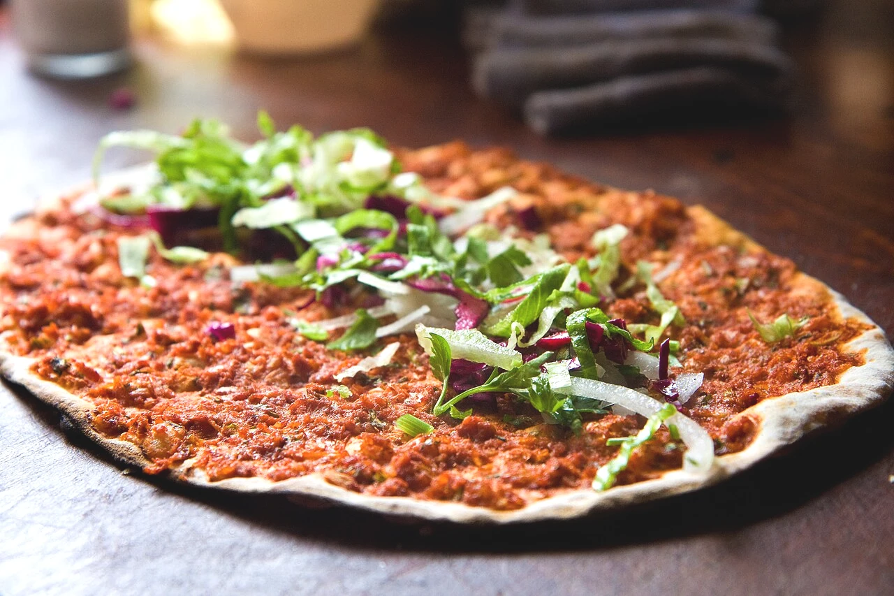 Evde Antep Usulü Lahmacun! Çıtır Hamurun Sırrı Zırh Kıymada ve Kızgın Tavada